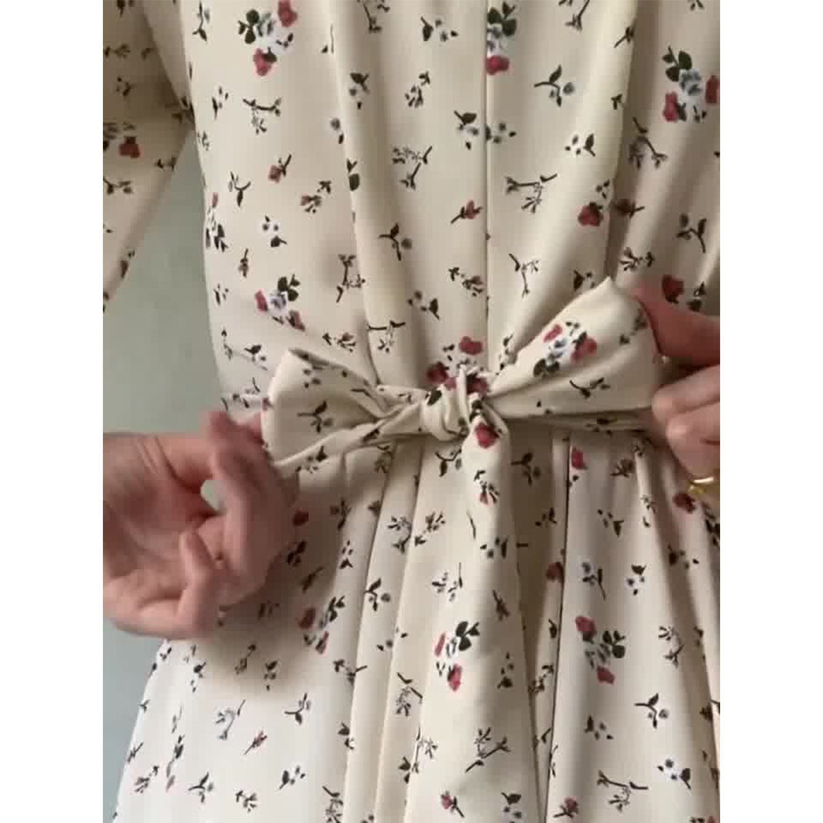 Robe douce et ample à manches longues et motif floral à lacets