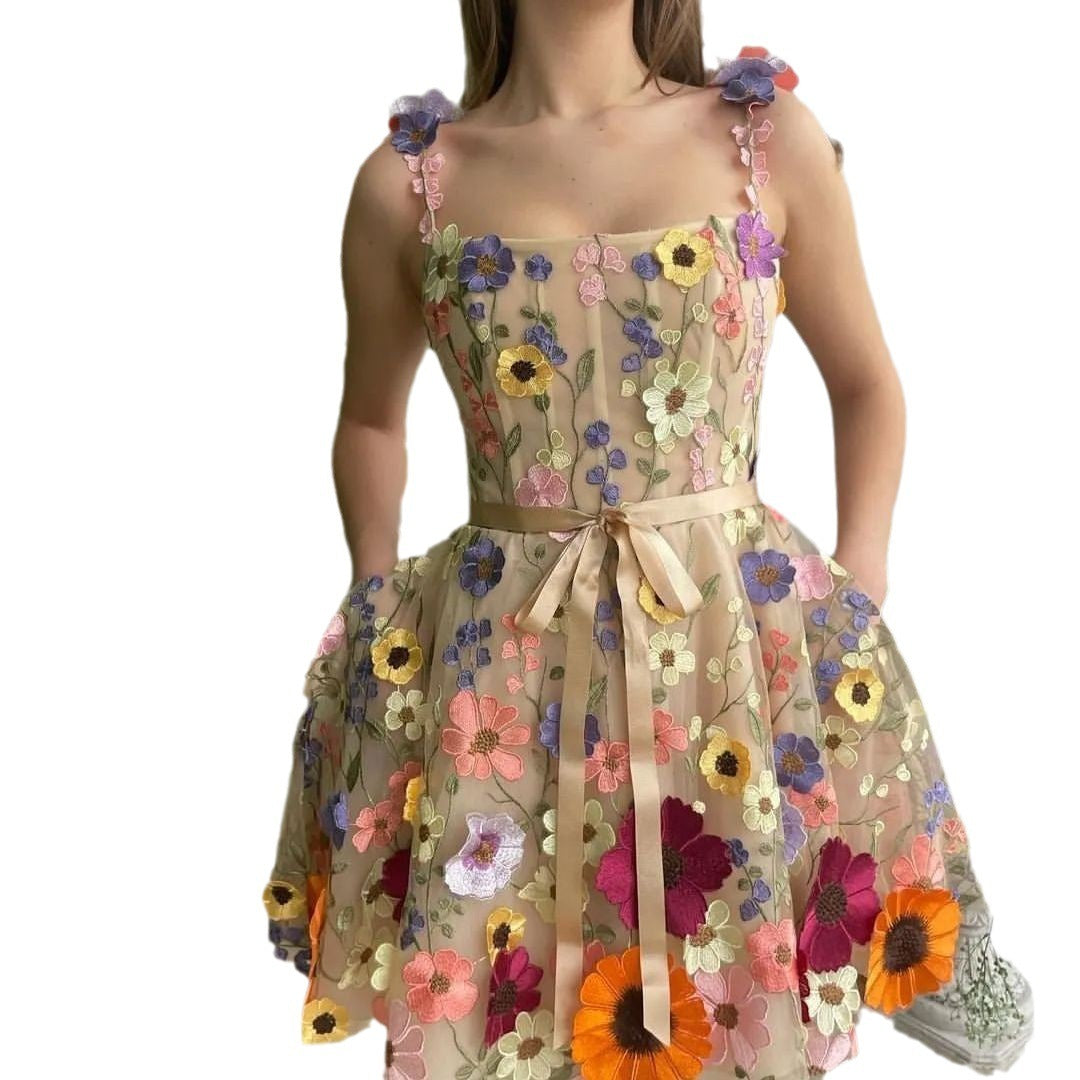 Robe fourreau brodée de fleurs tridimensionnelles