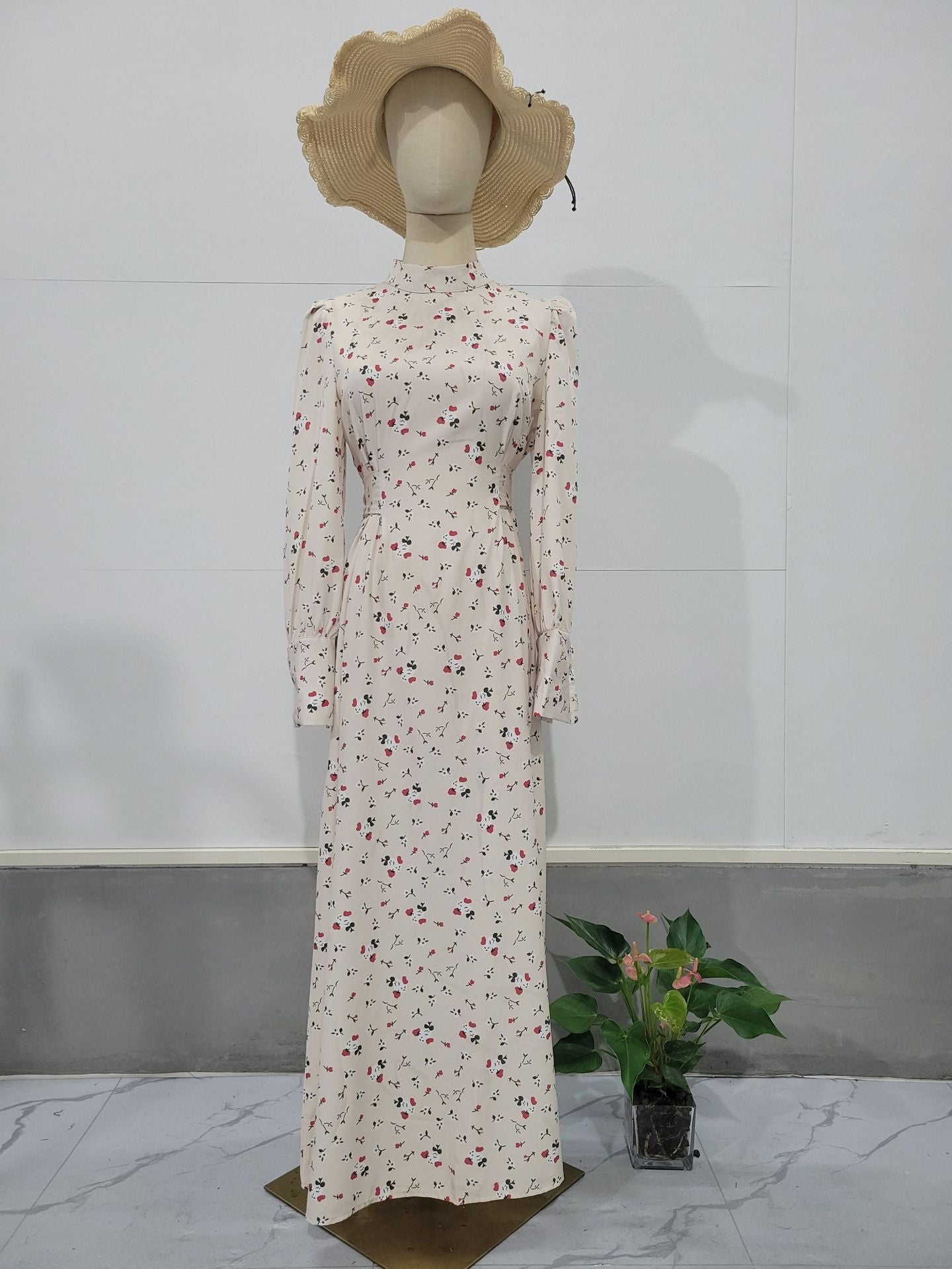 Robe douce et ample à manches longues et motif floral à lacets