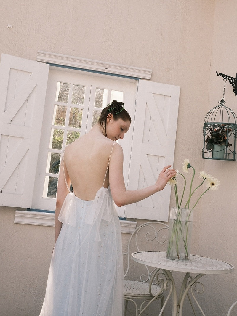 Belle robe dos nu à bretelles à sequins et marguerite bleue ange