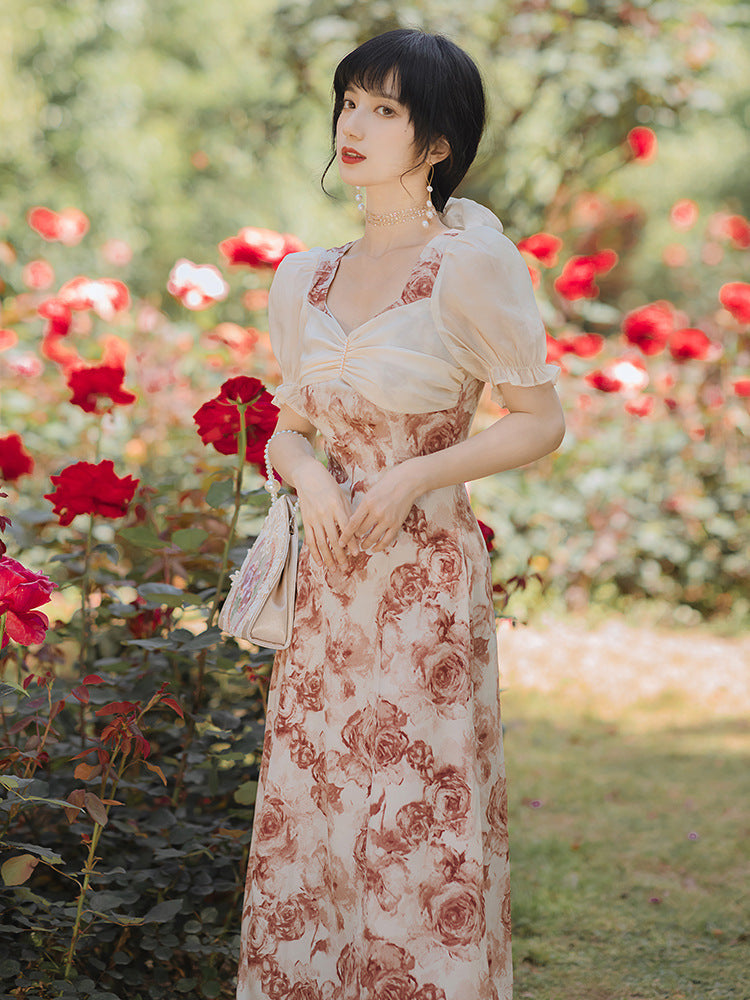 Robe fleurie à bretelles et manches bouffantes à col carré