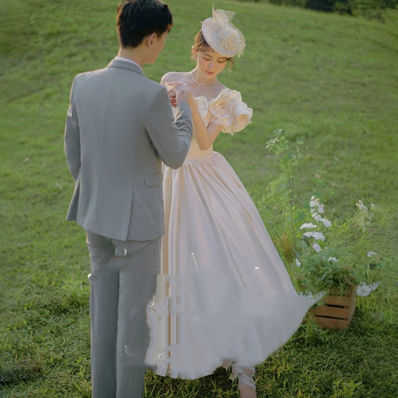 Foto de viaje Vestido de novia retro minimalista con flores de satén