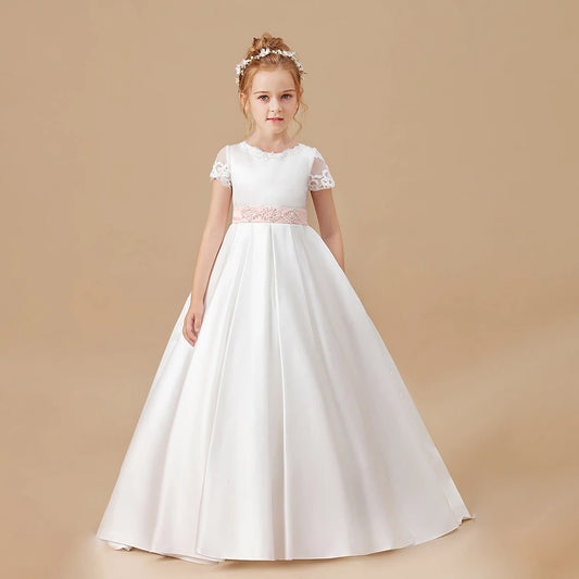 Robe élégante en satin blanc avec tempérament