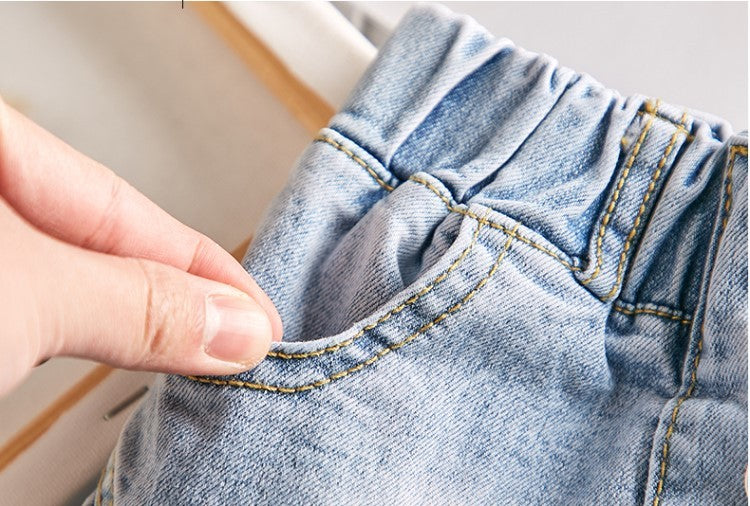 Les jupes en jean pour filles sont élégantes et à la mode