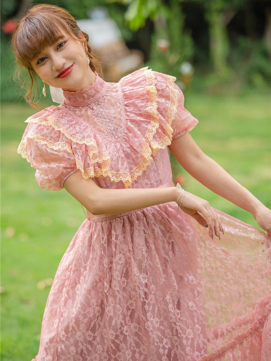 Robe vintage en dentelle à volants et manches courtes, ton doux