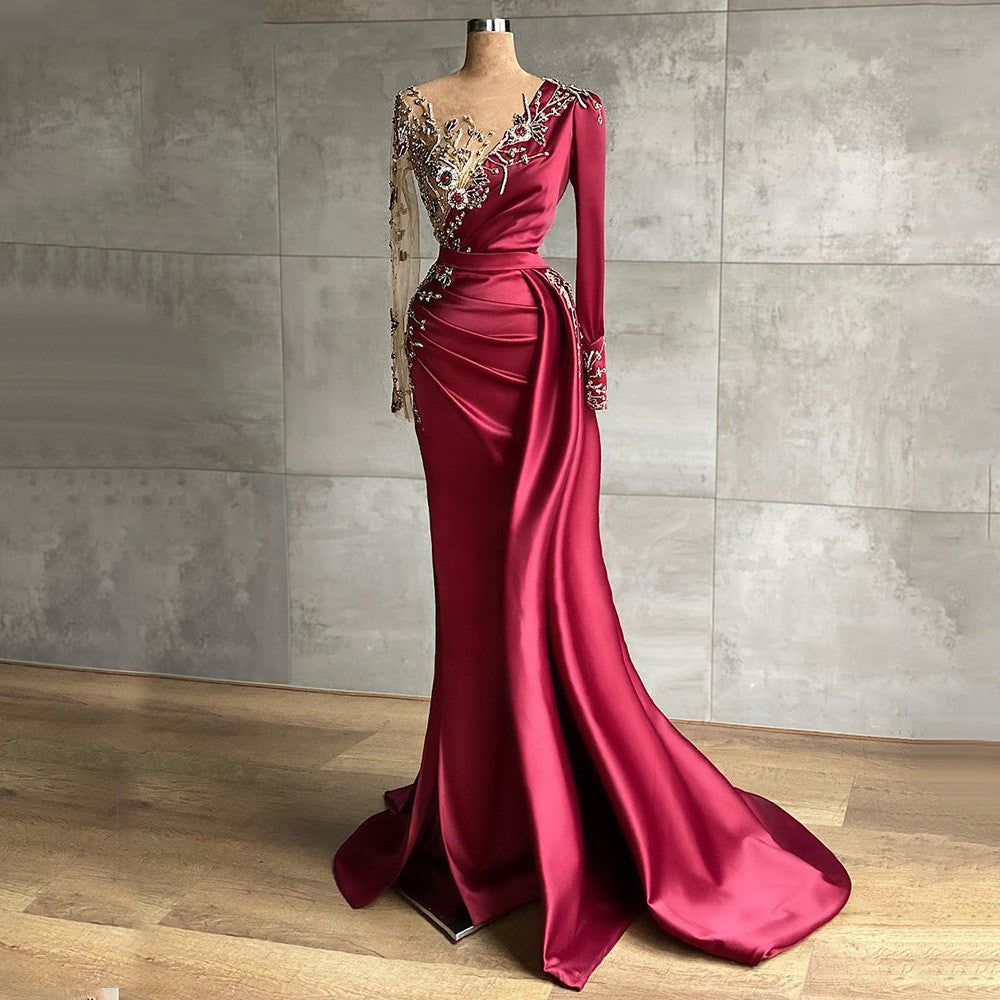 Vestido ajustado con cuello redondo y satén rojo vino