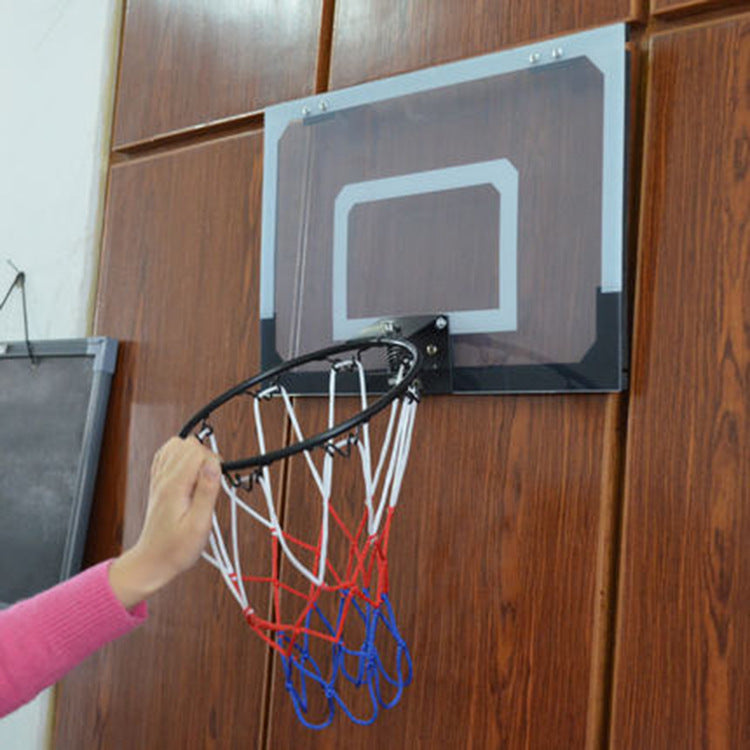 Tablero de baloncesto infantil informal montado en la pared transparente