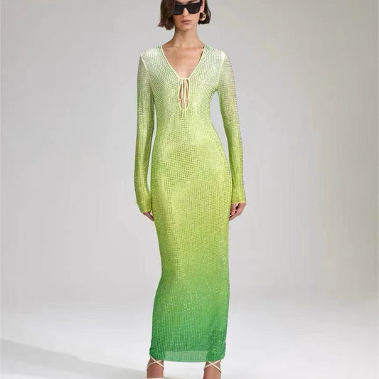 Robe fourreau en V profond avec strass brillants vert dégradé