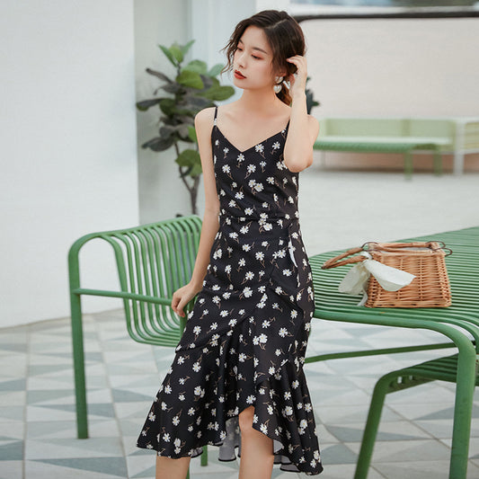 Daisy con vestido floral negro