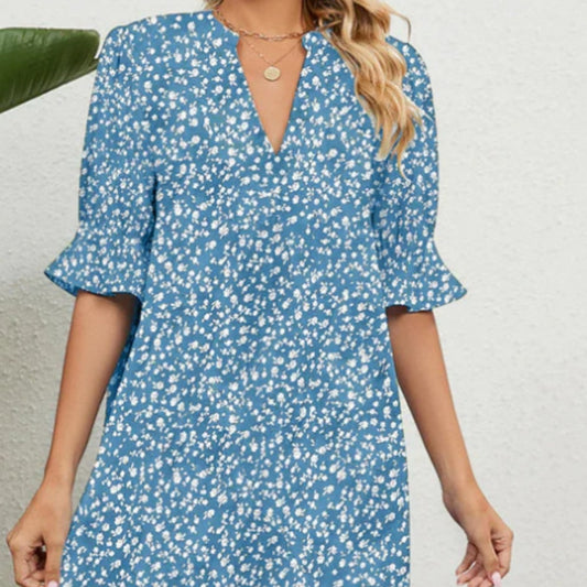 Vestido floral pequeño con cuello en V atado de vacaciones para mujer