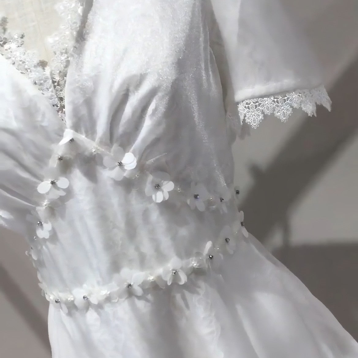 Robe blanche en maille à fleurs et paillettes tridimensionnelles pour femmes