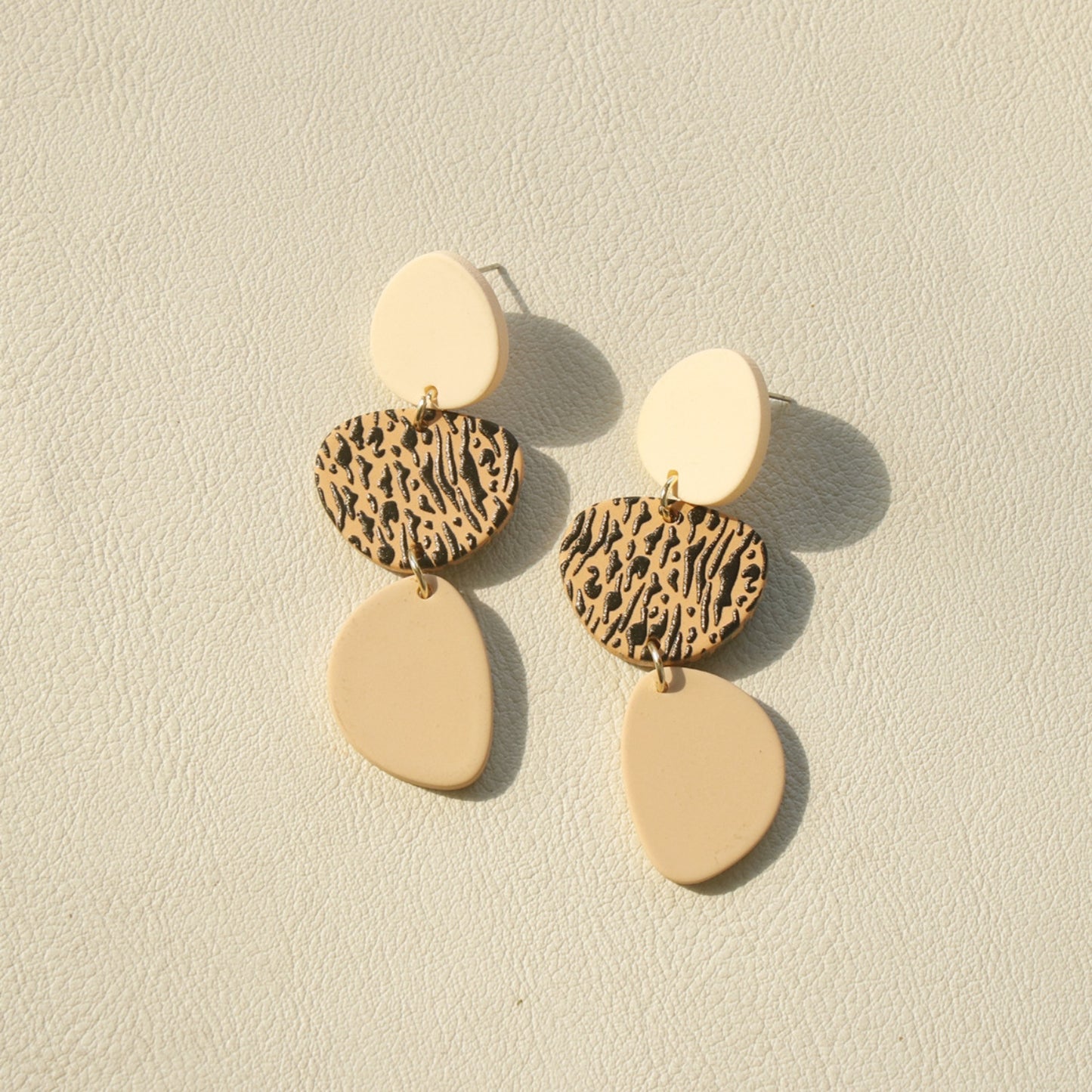 Boucles d'oreilles acryliques géométriques contrastées