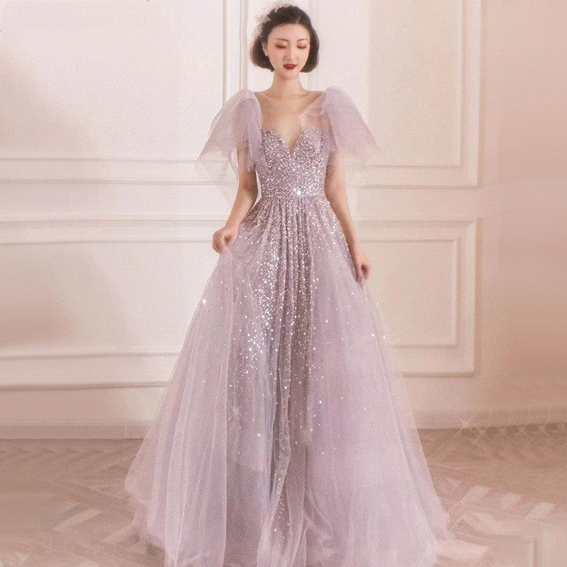 Robe mondaine gris clair à manches volantes, niche de luxe, tempérament de banquet