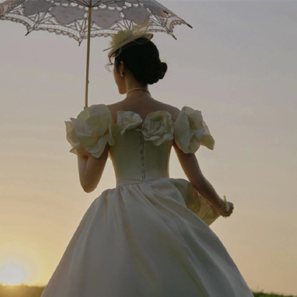 Robe de mariée rétro à fleurs en satin minimaliste, photo de voyage