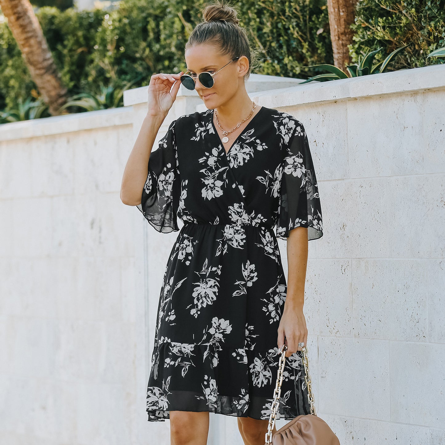 Vestido de gasa floral con volantes y cuello en V