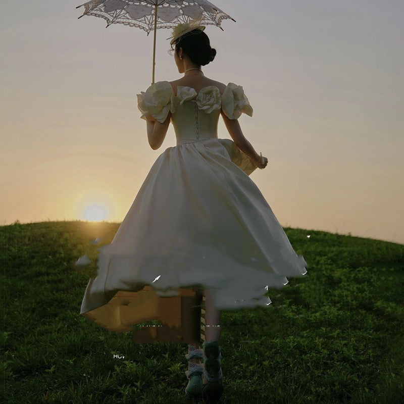 Robe de mariée rétro à fleurs en satin minimaliste, photo de voyage