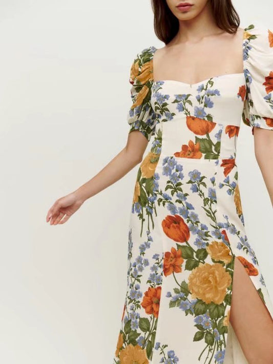 Vestido de verano nuevo francés con escote cuadrado y flores pequeñas, cintura plisada, favorecedor de figura y abertura lateral