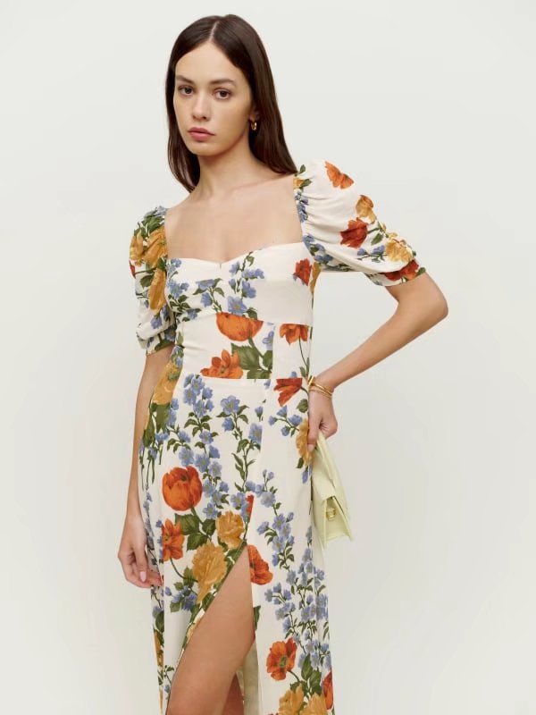 Vestido de verano nuevo francés con escote cuadrado y flores pequeñas, cintura plisada, favorecedor de figura y abertura lateral