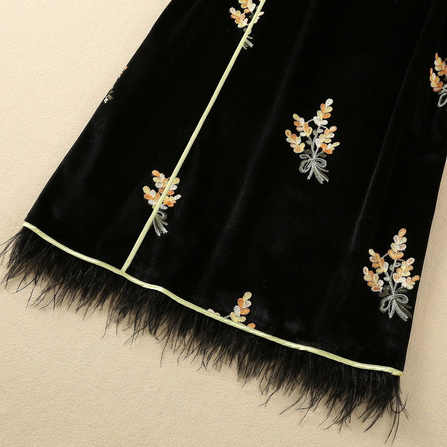 Robe en velours à patte de boutonnage oblique et col montant brodé de plumes