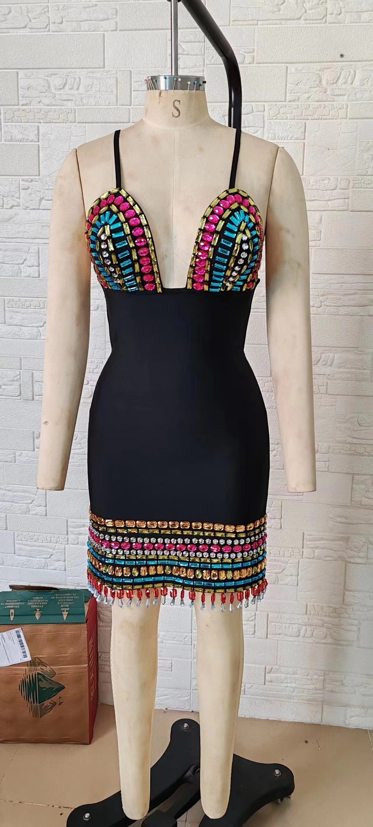 Women's Fashion Casual V-strap Niche Diamond-embedded Tight Sleeveless Hip-wrapped Dress