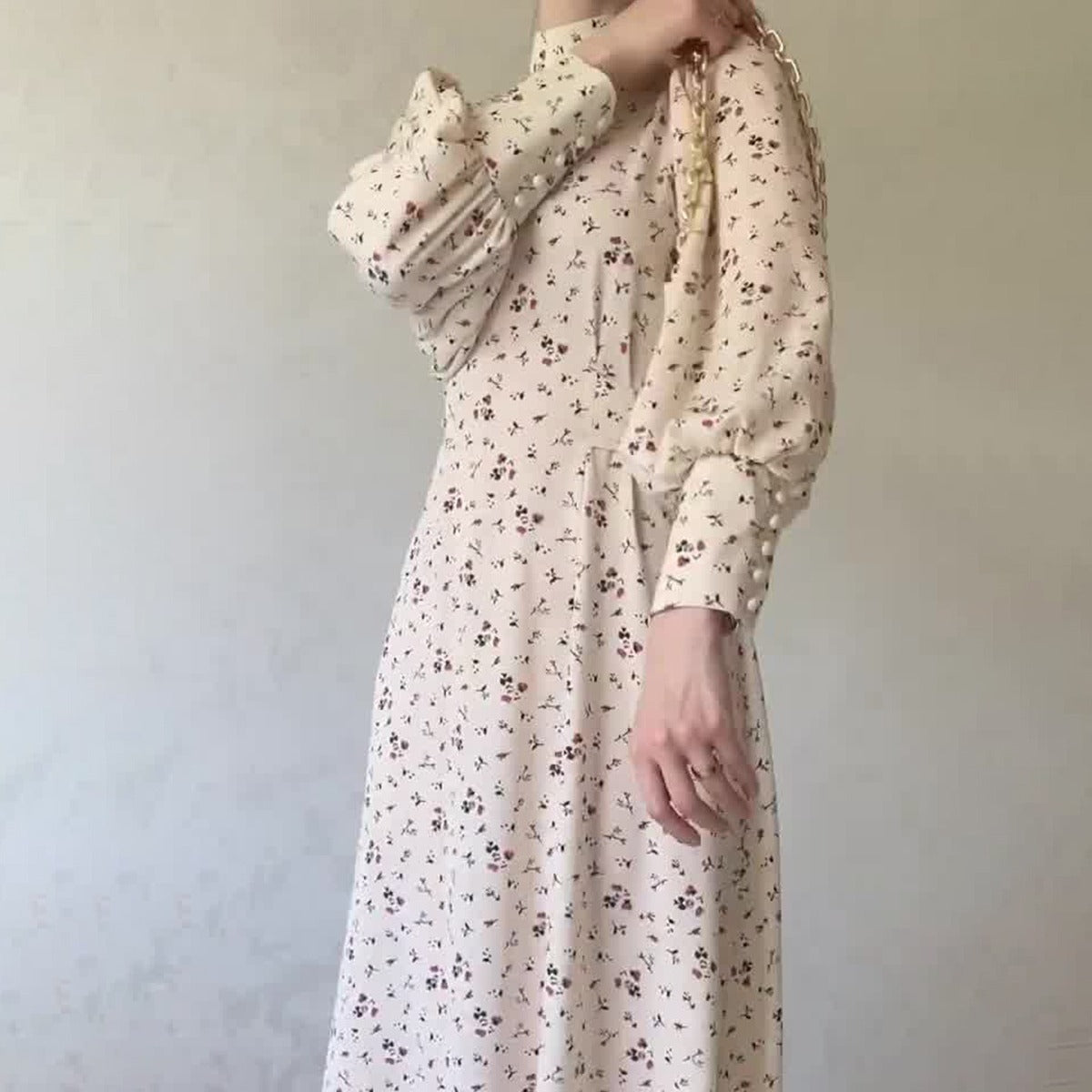 Robe douce et ample à manches longues et motif floral à lacets