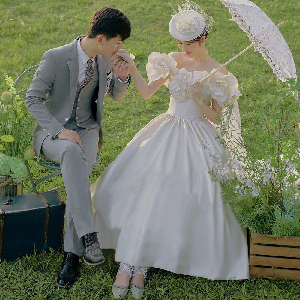 Robe de mariée rétro à fleurs en satin minimaliste, photo de voyage