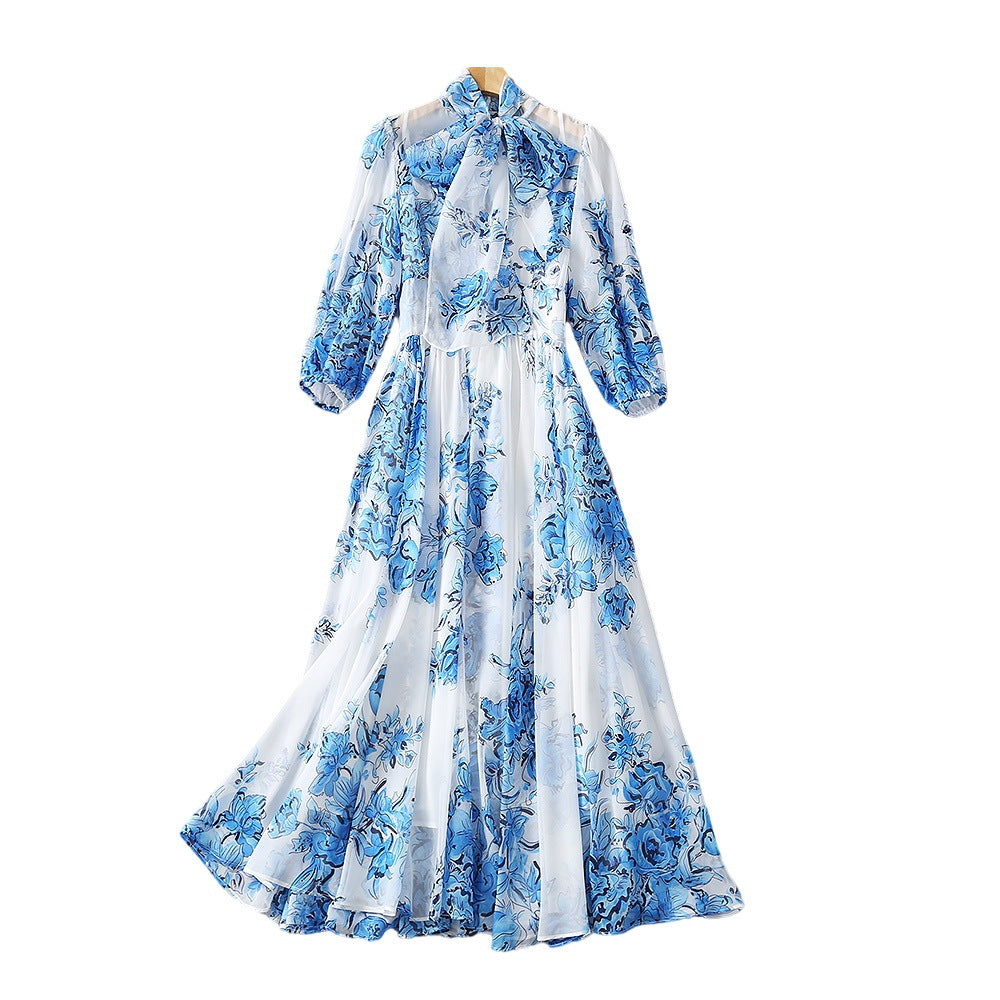 Robe de mode en mousseline de soie imprimée en porcelaine bleue et blanche à col foulard en soie