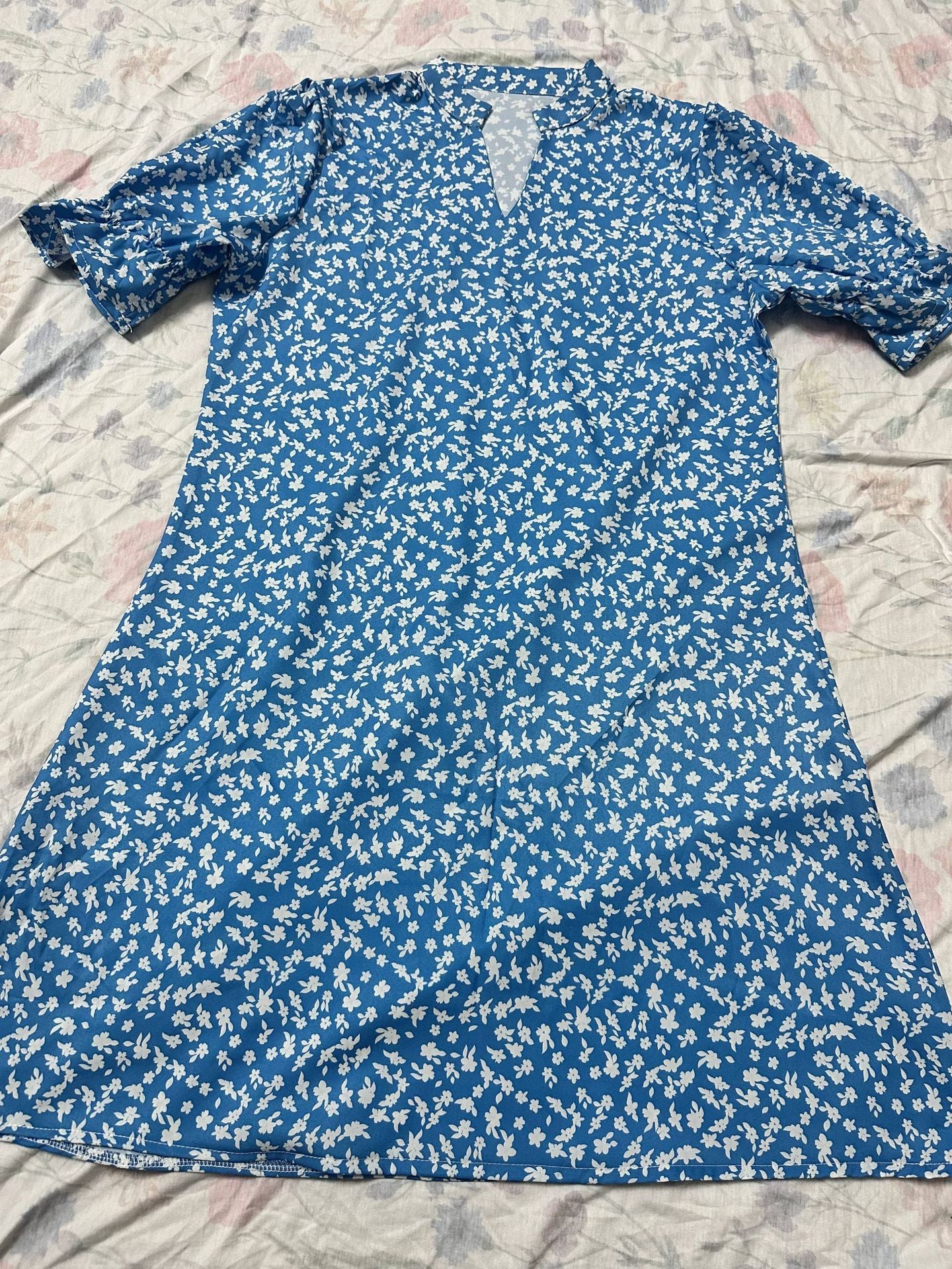 Petite robe florale nouée à col en V pour femmes