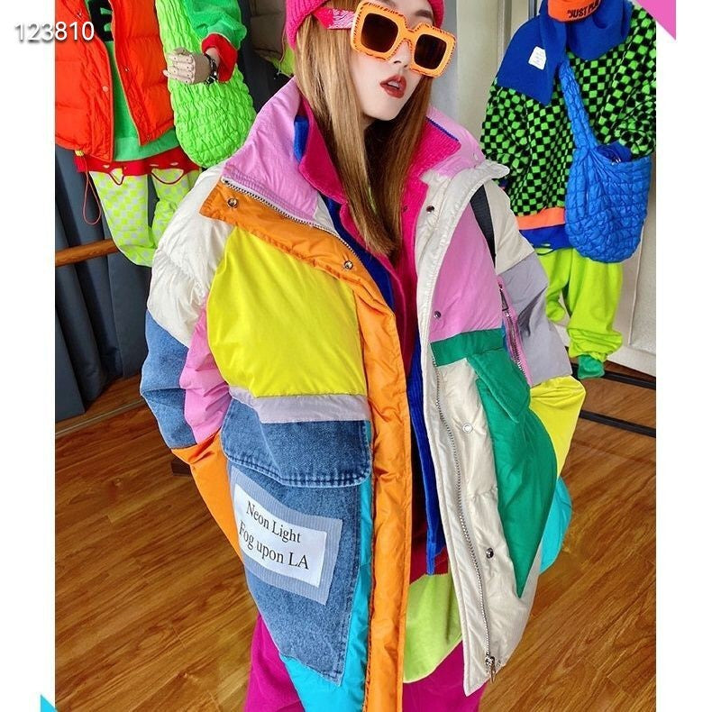 Chaqueta de plumón con cuello alto y bolsillo grande de mezclilla a juego de colores para mujer