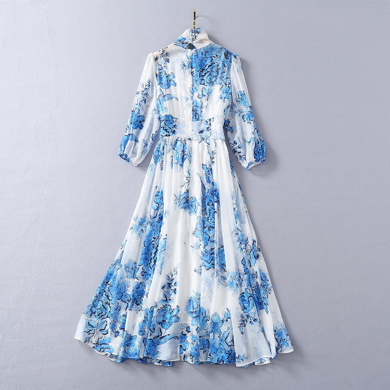 Robe de mode en mousseline de soie imprimée en porcelaine bleue et blanche à col foulard en soie