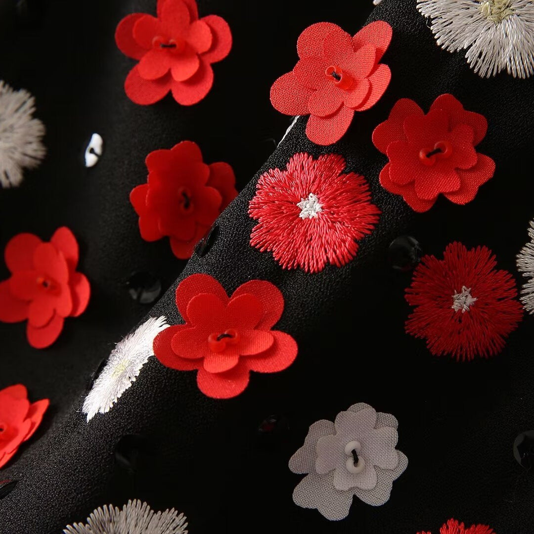 Costume français noir plissé, manches courtes, robe à paillettes et fleurs brodées exquises