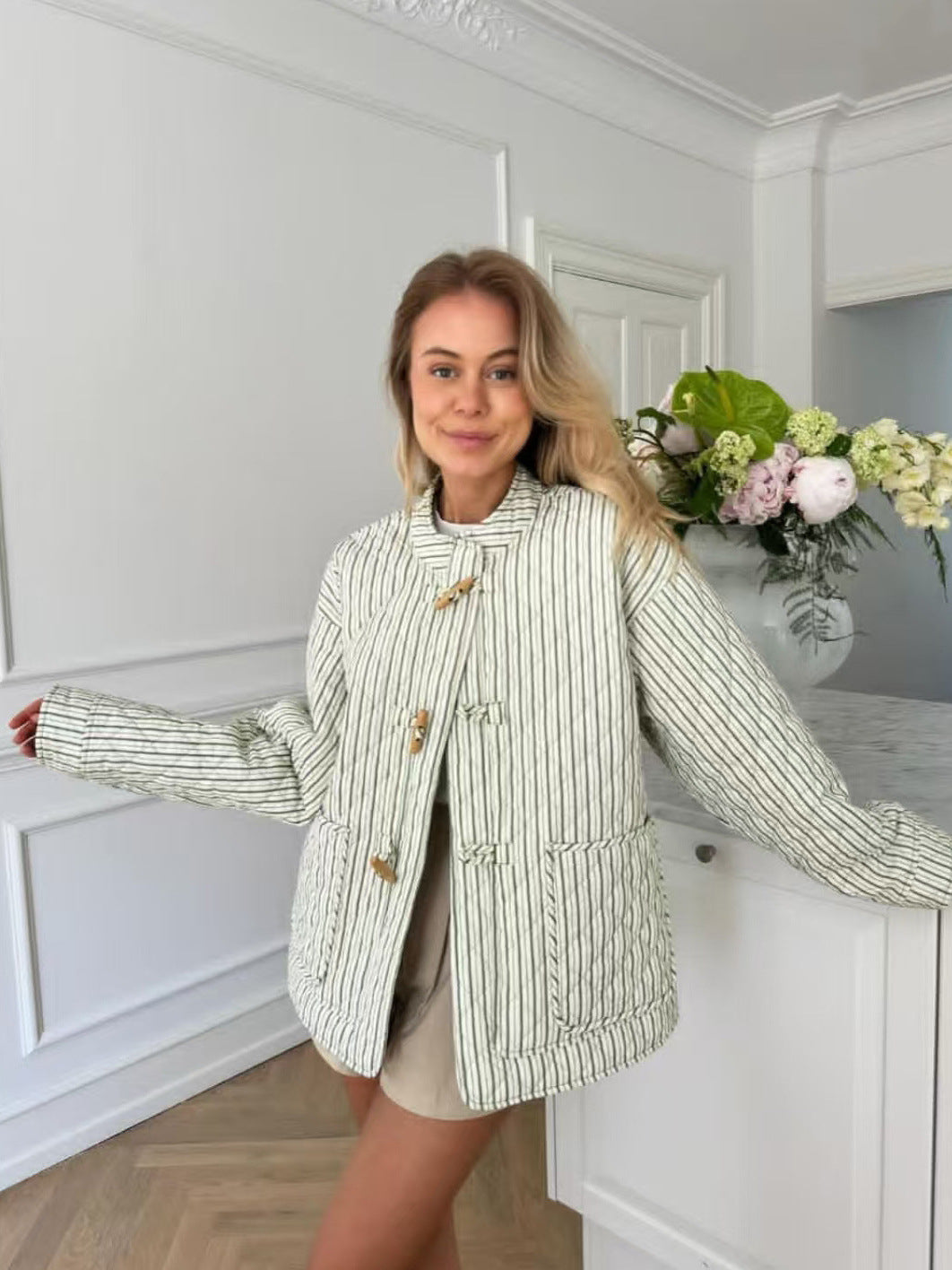 Veste matelassée en coton à boucle en bois pour femme avec rayures verticales douces pour l'automne et l'hiver