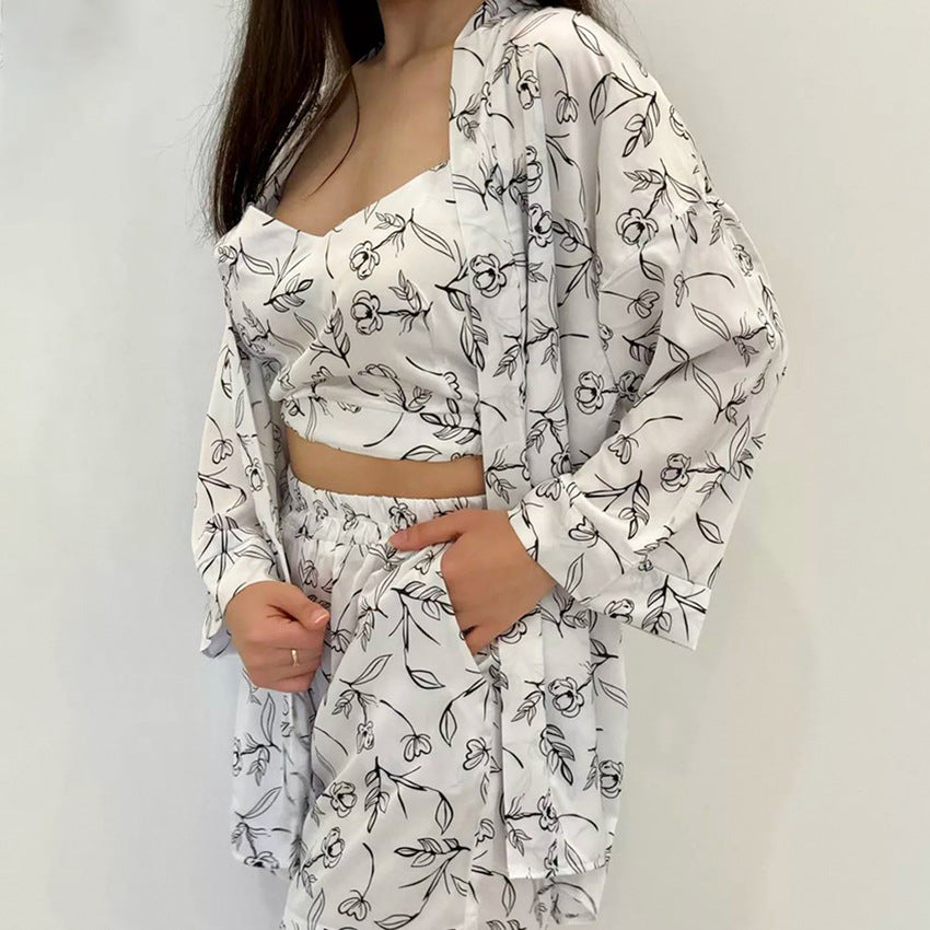 Sous-vêtements en soie artificielle Shorts Vêtements d'extérieur Robe Pyjama Ensemble trois pièces Ample Lacet Sensation de glace Vêtements de maison