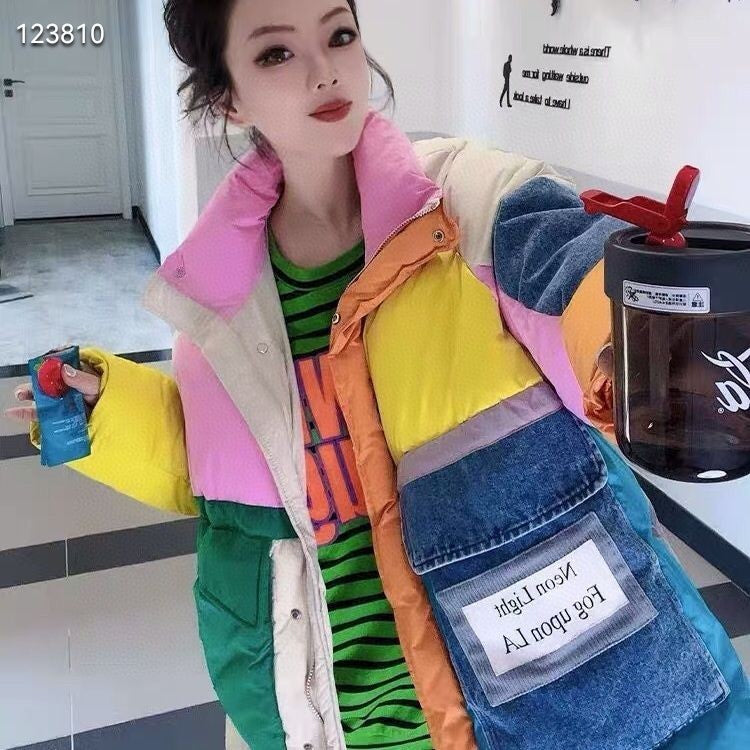 Chaqueta de plumón con cuello alto y bolsillo grande de mezclilla a juego de colores para mujer