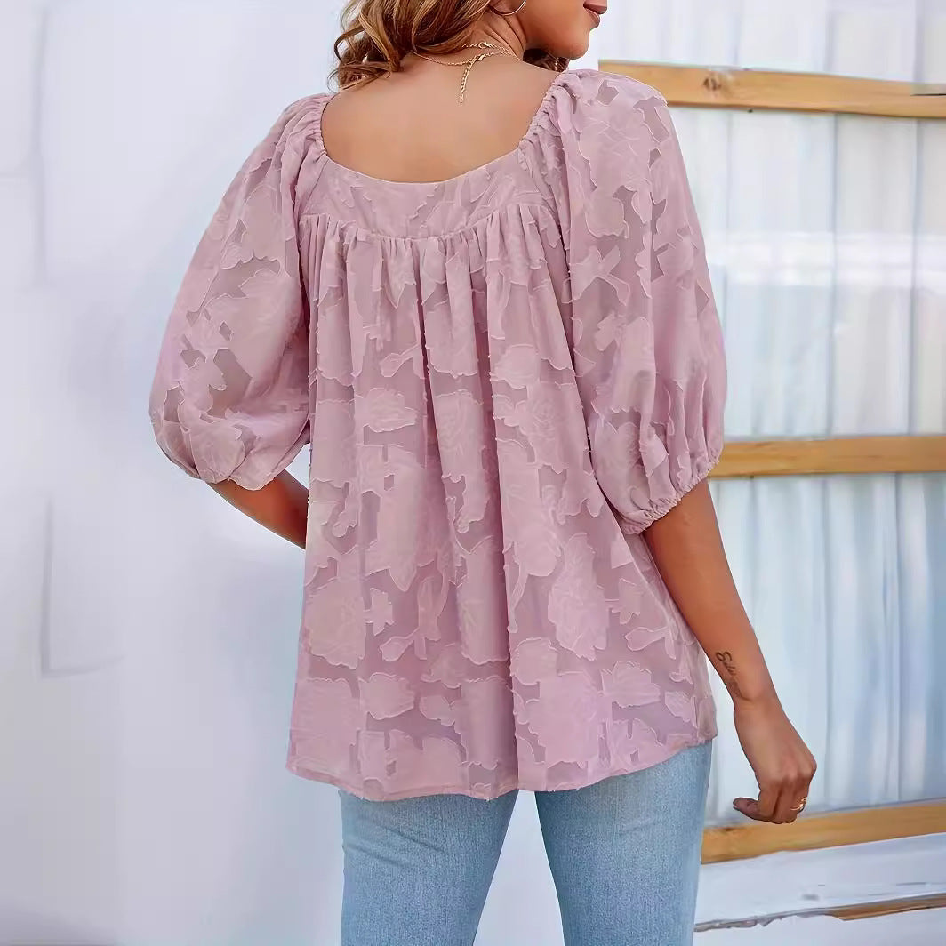 Ropa de mujer con cuello cuadrado y textura floral de encaje