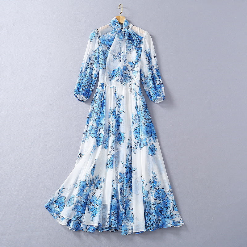 Robe de mode en mousseline de soie imprimée en porcelaine bleue et blanche à col foulard en soie