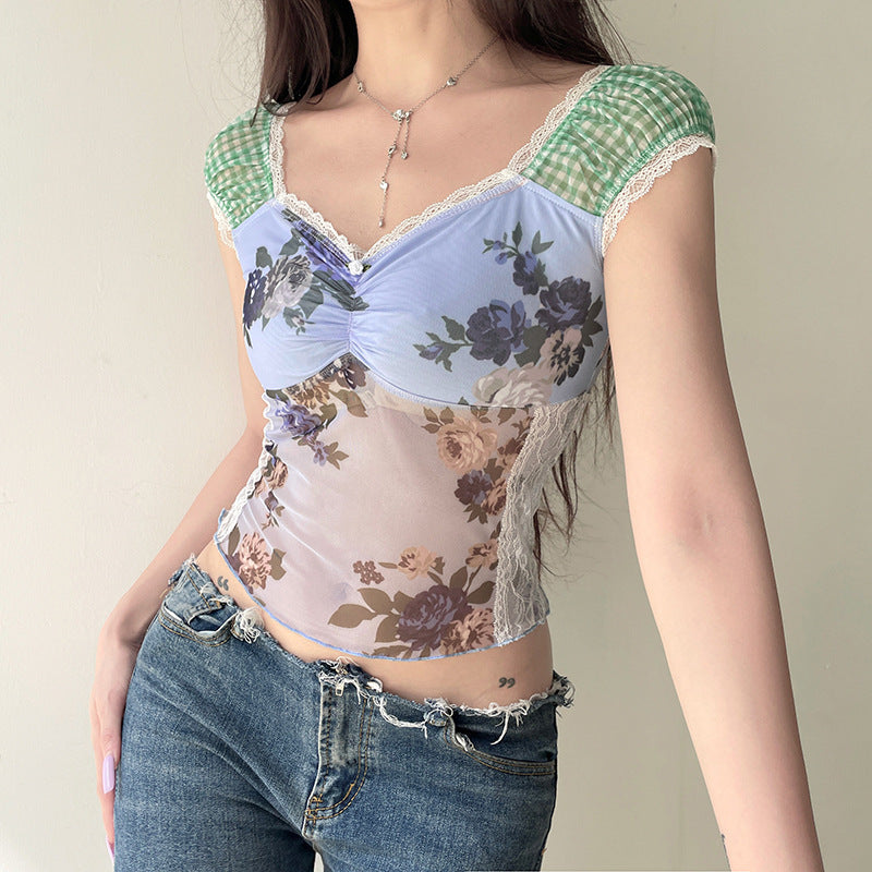 Blusa corta de malla estampada con estampado floral de cuadros escoceses y encaje dulce, plisada, corte entallado y manga corta