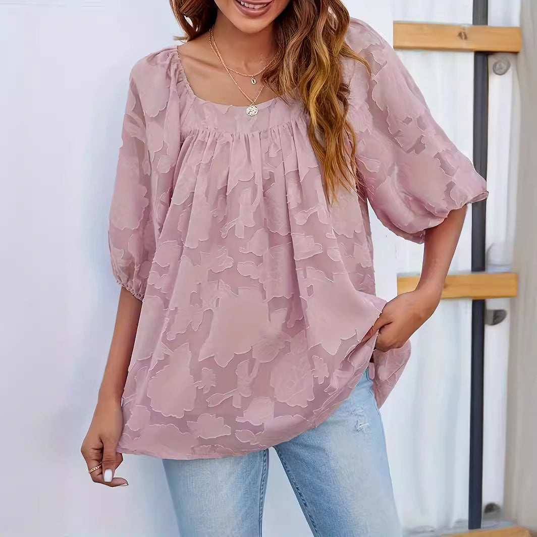 Ropa de mujer con cuello cuadrado y textura floral de encaje