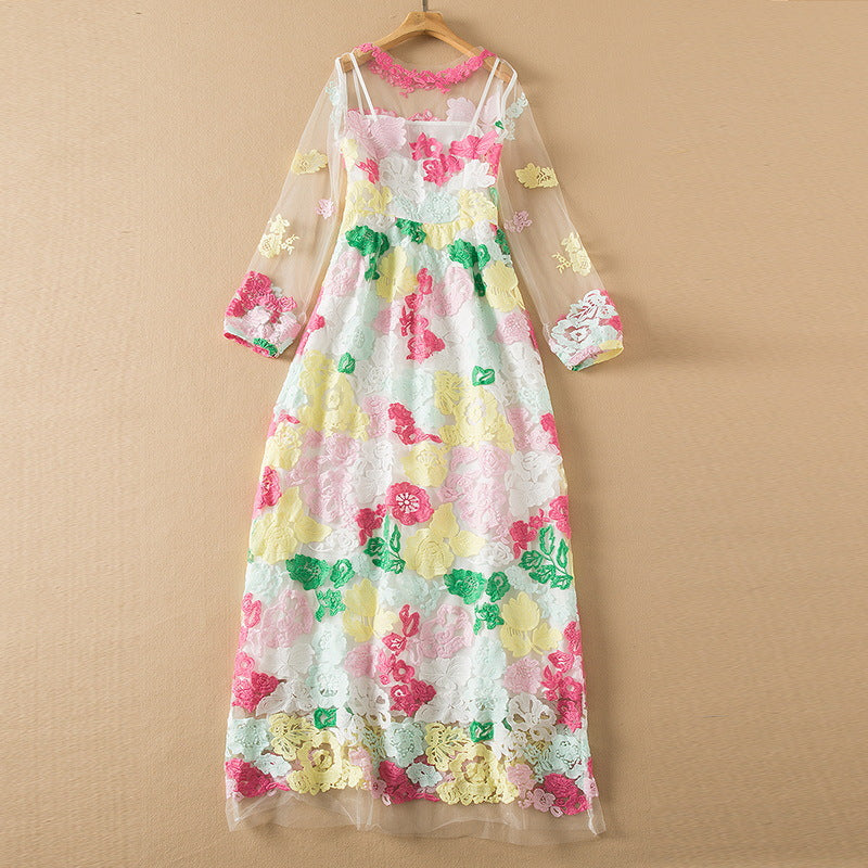 Robe florale à manches longues avec broderie exquise