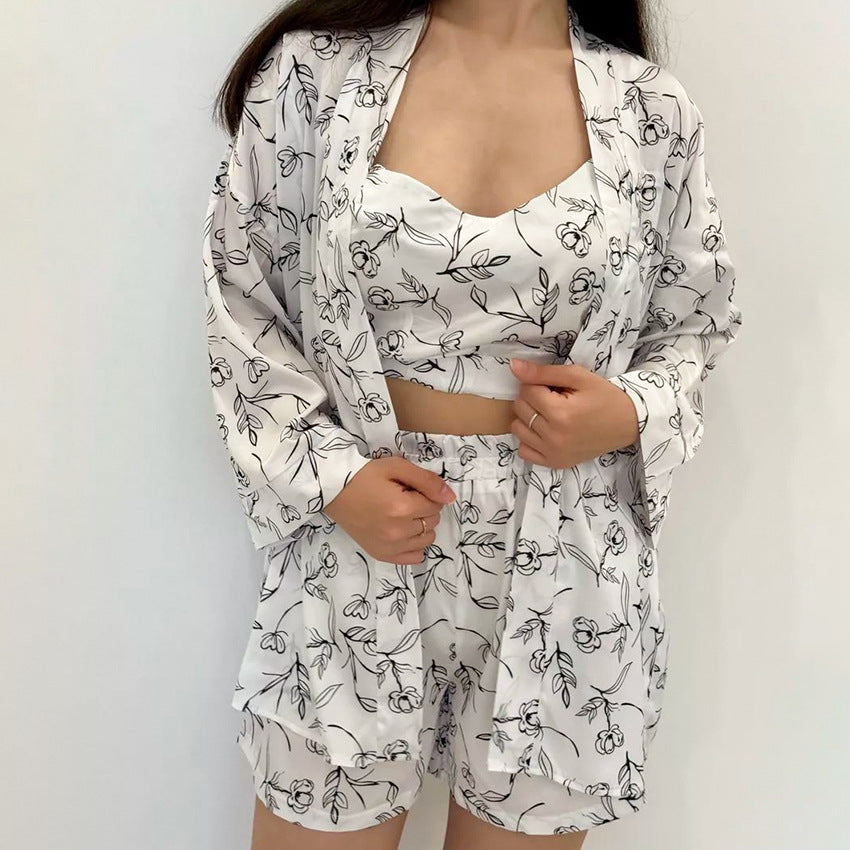 Sous-vêtements en soie artificielle Shorts Vêtements d'extérieur Robe Pyjama Ensemble trois pièces Ample Lacet Sensation de glace Vêtements de maison