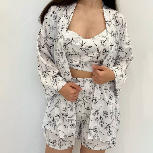 Sous-vêtements en soie artificielle Shorts Vêtements d'extérieur Robe Pyjama Ensemble trois pièces Ample Lacet Sensation de glace Vêtements de maison