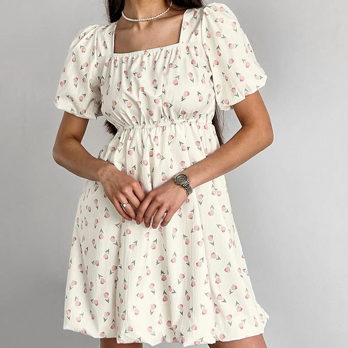 Robe courte à taille haute avec col carré et manches bouffantes et ourlet froissé pour femme