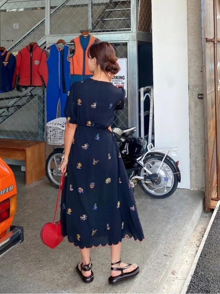 Vestido largo Vintage de gasa con flores bordadas para mujer, vestido veraniego por debajo de la rodilla con cintura calada y cuello de pico, estilo coreano