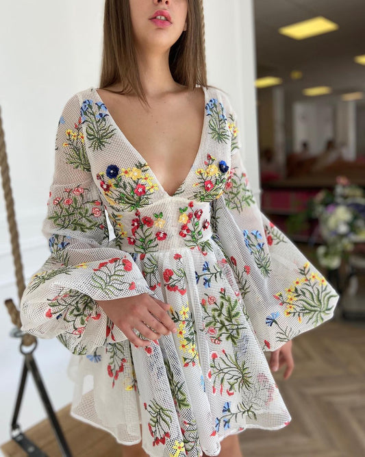 Jolie robe brodée à manches lanternes