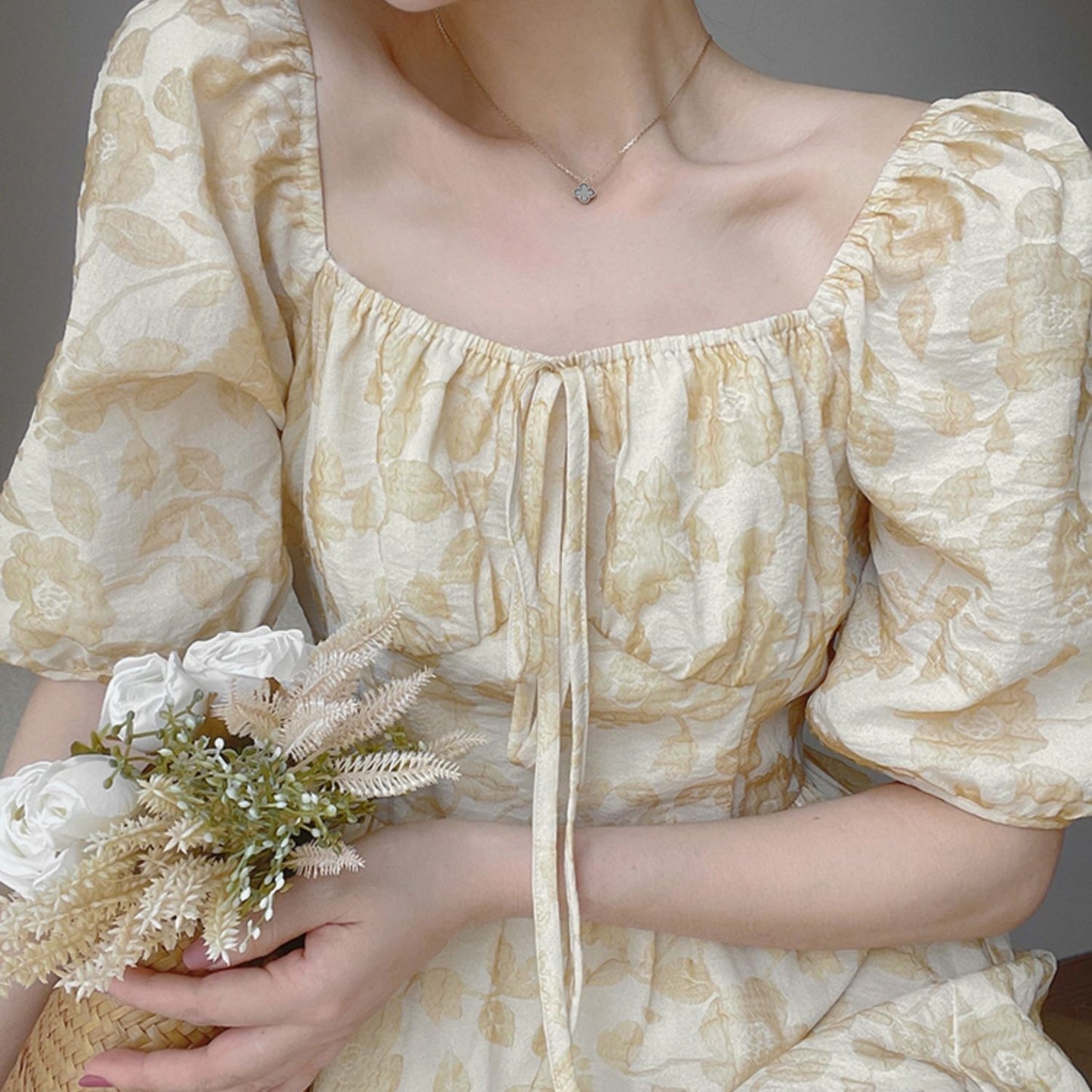 Robe à fleurs jaune crème pour femme