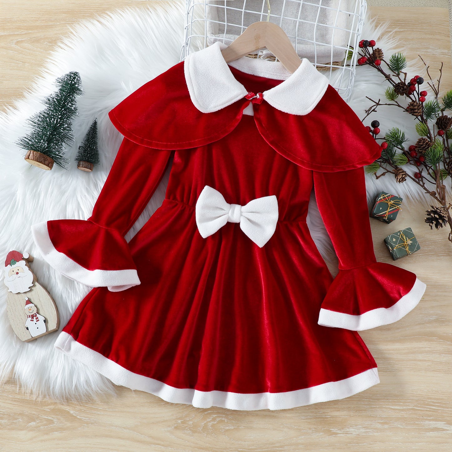 Robe de Noël mignonne avec nœud et cape de couleur unie