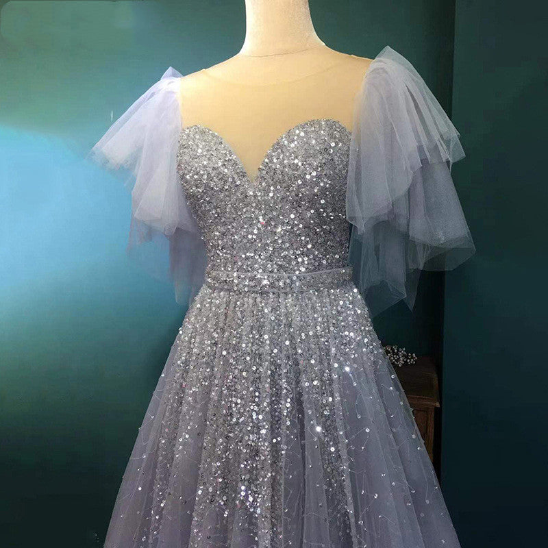 Robe mondaine gris clair à manches volantes, niche de luxe, tempérament de banquet