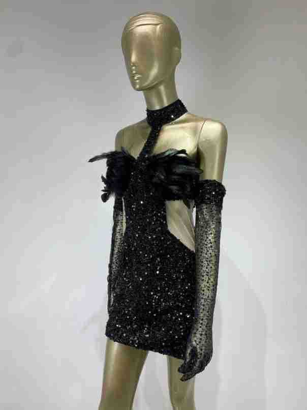 Robe licou plumes paillettes jupe courte hanche avec robe gants