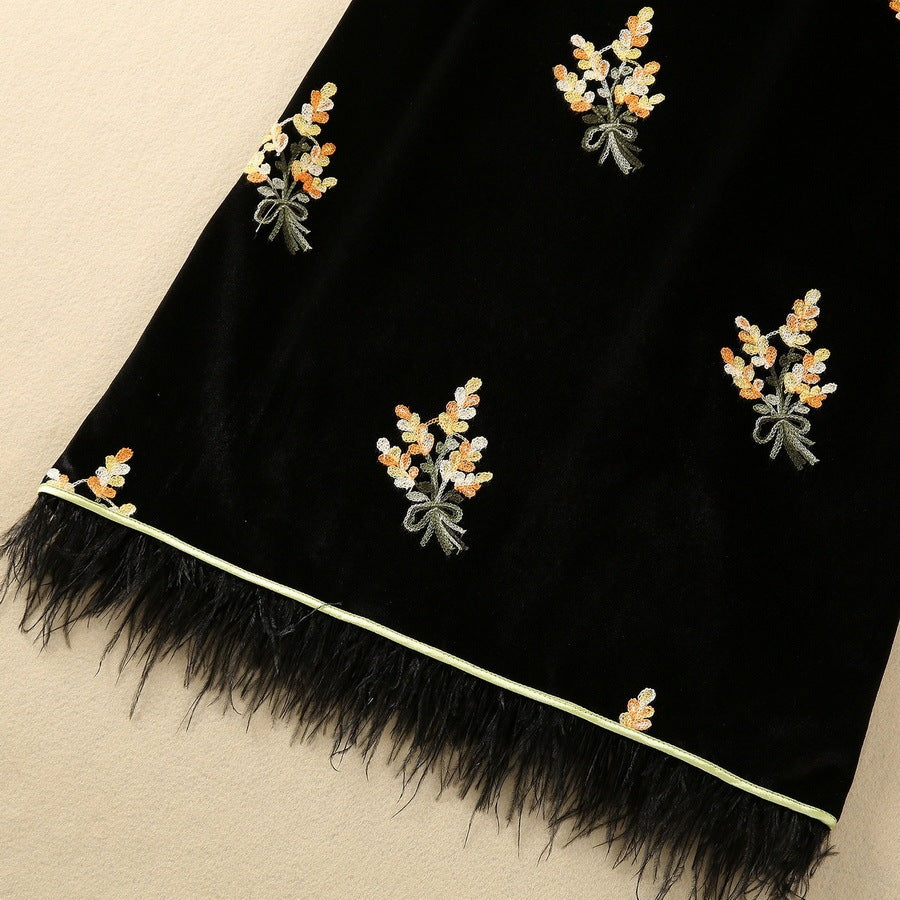 Robe en velours à patte de boutonnage oblique et col montant brodé de plumes