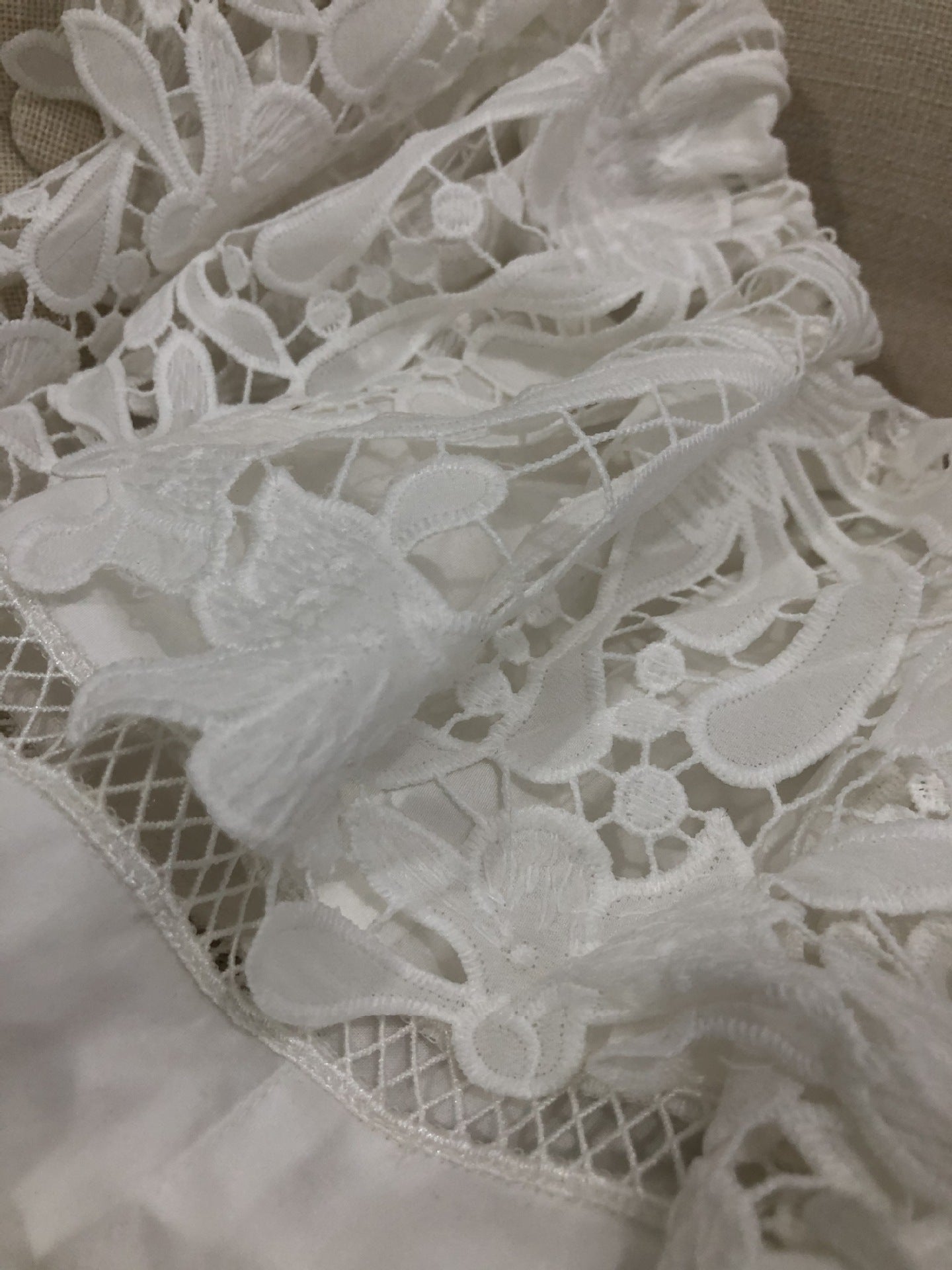 Robe longue blanche brodée de fleurs, petit encens sur les épaules